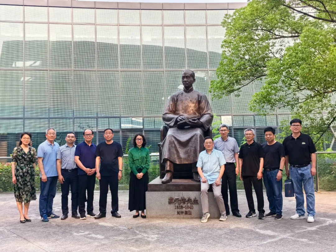 诸暨市政协袁岳军副主席一行莅临商会指导开展促进家乡教育高质量发展专题调研座谈